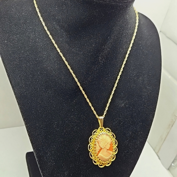 Vintage Andre Rivalle 17 Jewel Watch Avon Necklace Gold Tone Cameo Pendant Runs - Picture 3 of 9